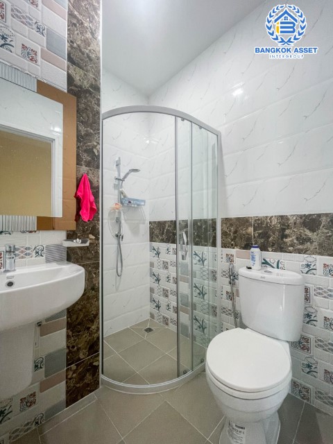 *****ทาวน์โฮมมือสองกรุงเทพมหานคร ม.โกลเด้นซิตี้ สาทร เนื้อที่มากถึง 20.6 ตร.ว. ฟังก์ชันจัดเต็ม 4 ห้องนอน 4 ห้องน้ำ 2 ที่จอดรถ บ้านตกแต่งใหม่ พร้อมอยู่ แถมฟรี! 3 เครื่องปรับอากาศ ทำเลดี  5 นาทีถึงรถไฟฟ้าสายสีเขียว "สถานีวุฒากาศ" ห้ามพลาด!